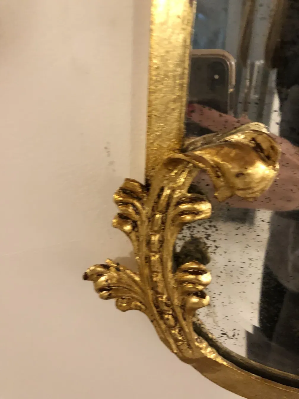 console ancienne avec détails dorés et miroir