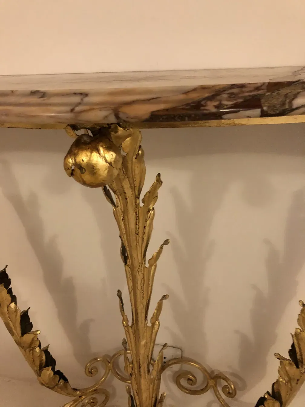 Consola antigua decorativa con detalle dorado