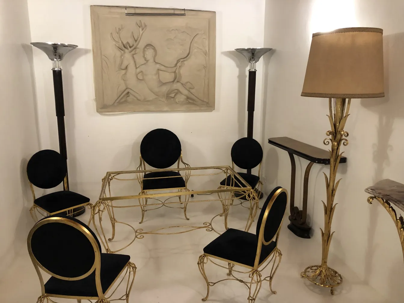 Antiga consolo decorativa com mesa e cadeiras elegantes.