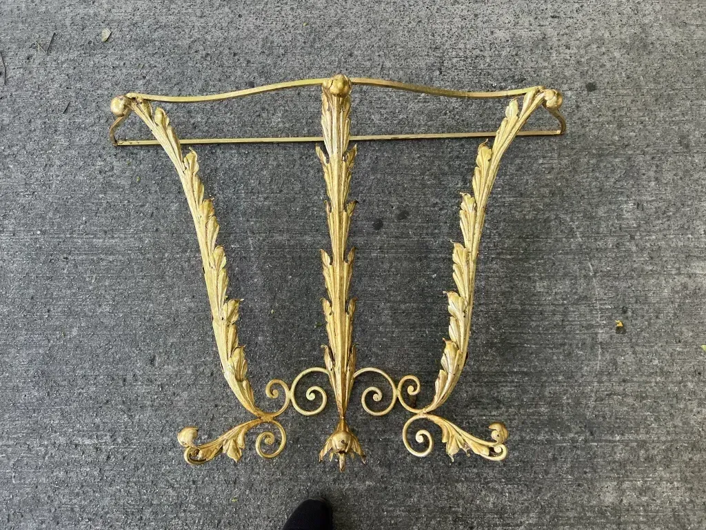 mesa de console dourada antiga com detalhes