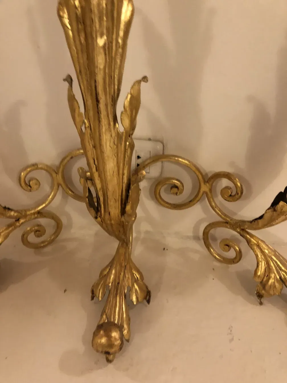 tavolo console antico con dettagli d'oro