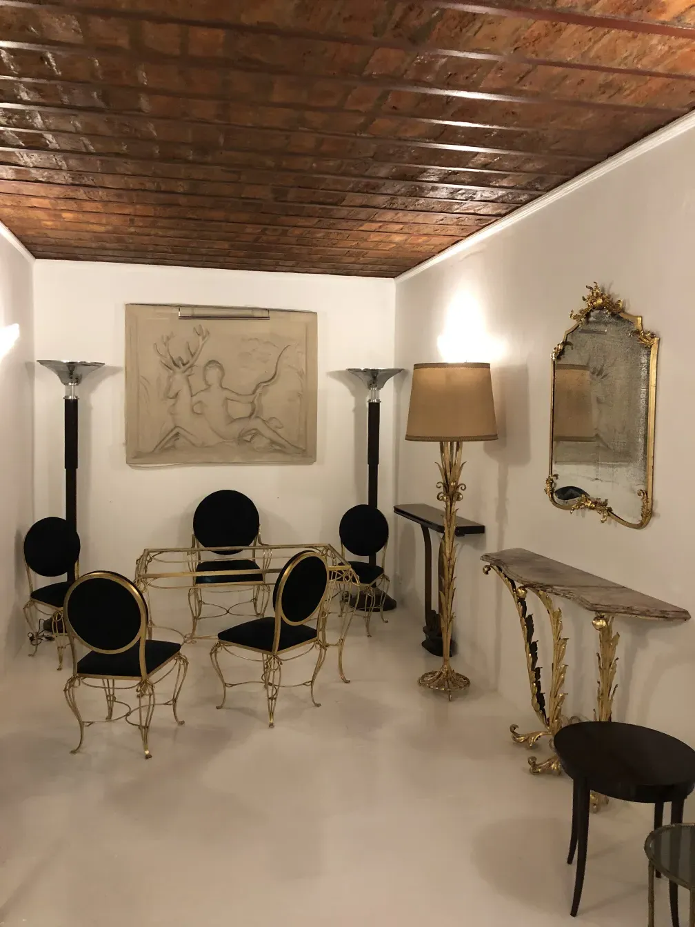 Antiga consola decorativa com detalhes dourados.