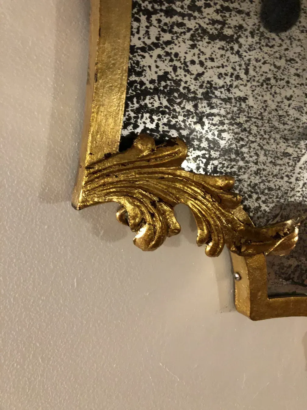 装飾された古いコンソールテーブルの金色の詳細