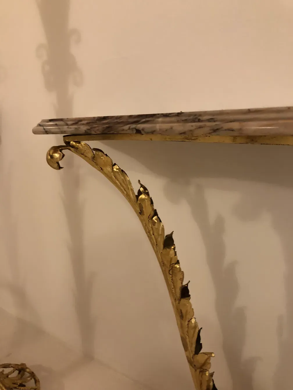 sicht auf eine antike konsole mit goldenen elementen