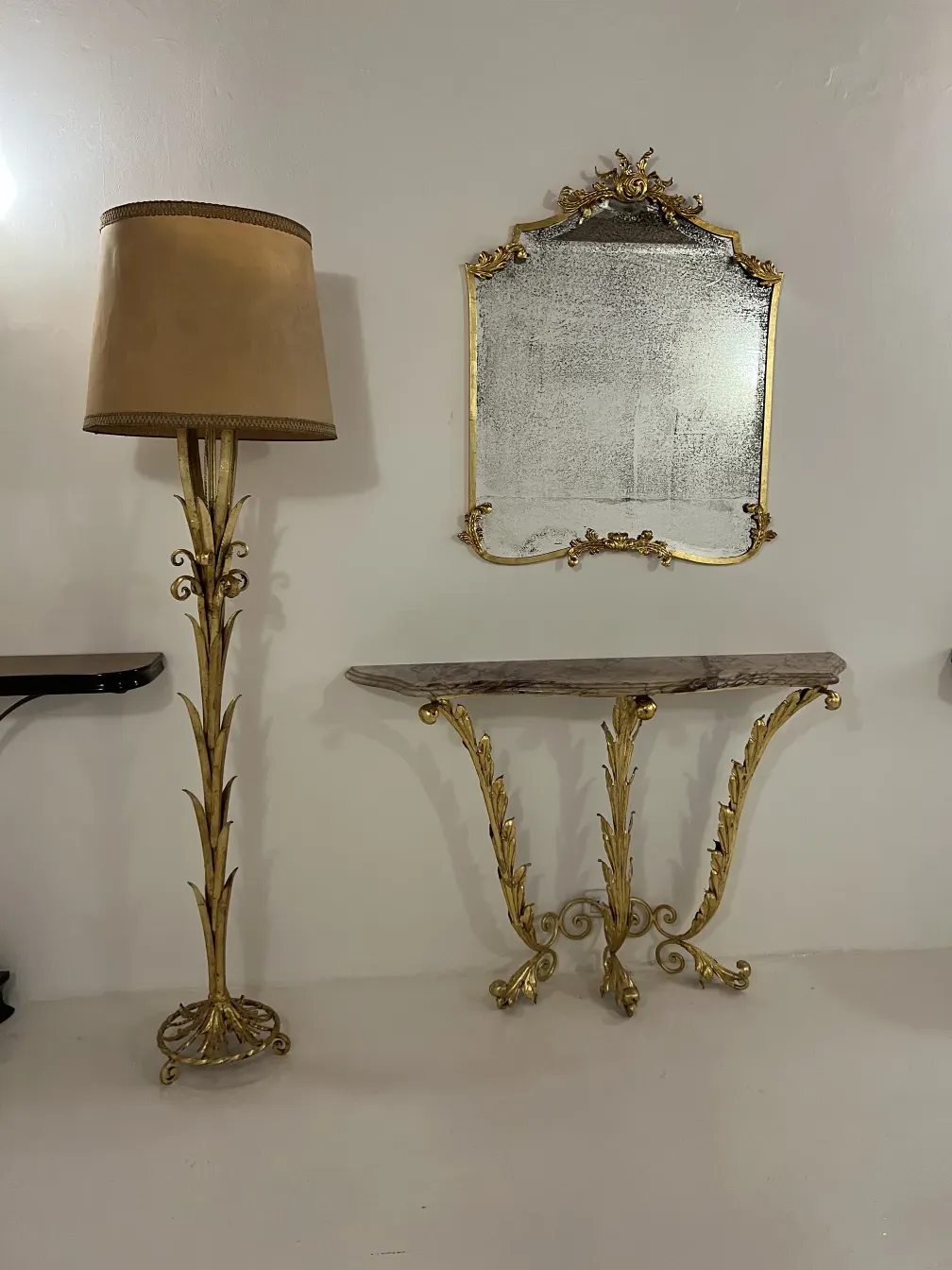 ancienne console décorative avec miroir et lampe