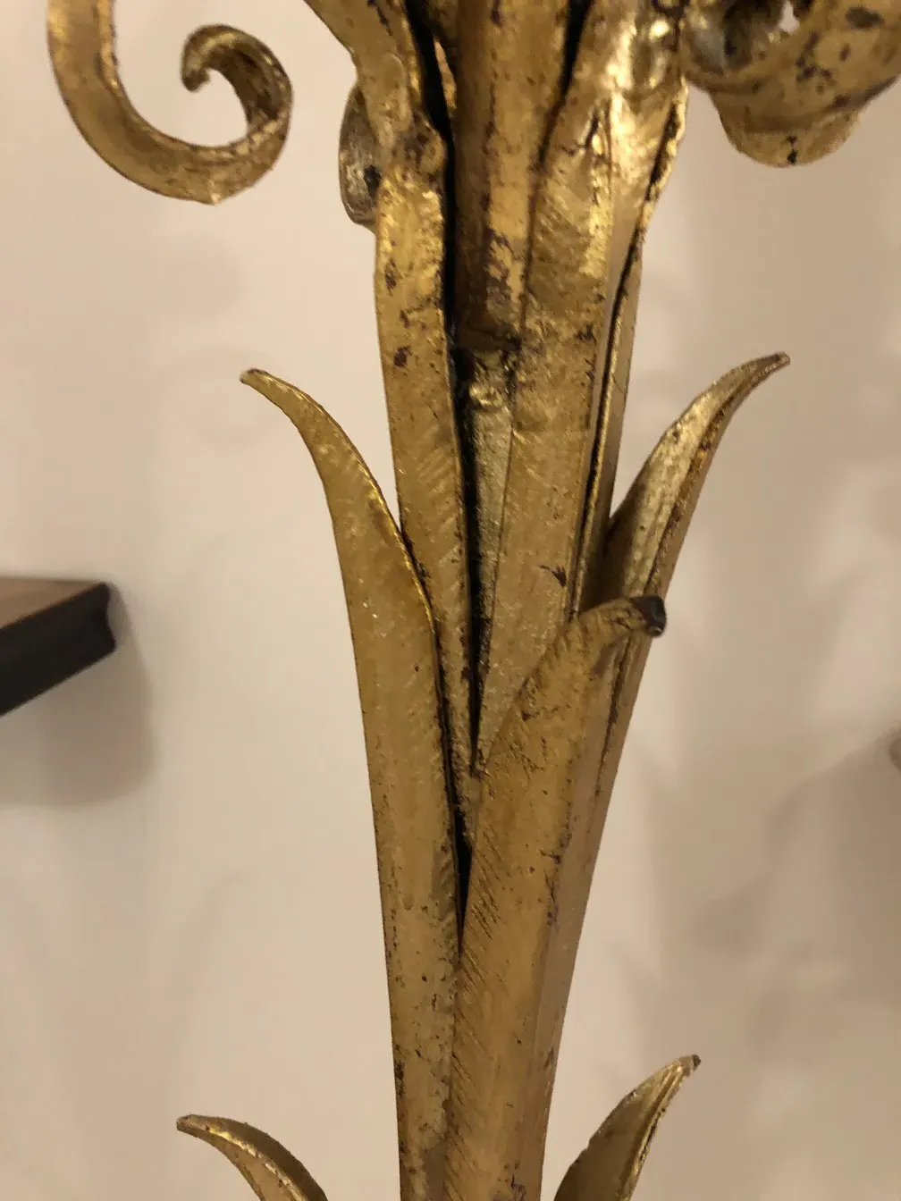 Vue rapprochée d'un ancien dresuar décoratif avec des détails dorés.