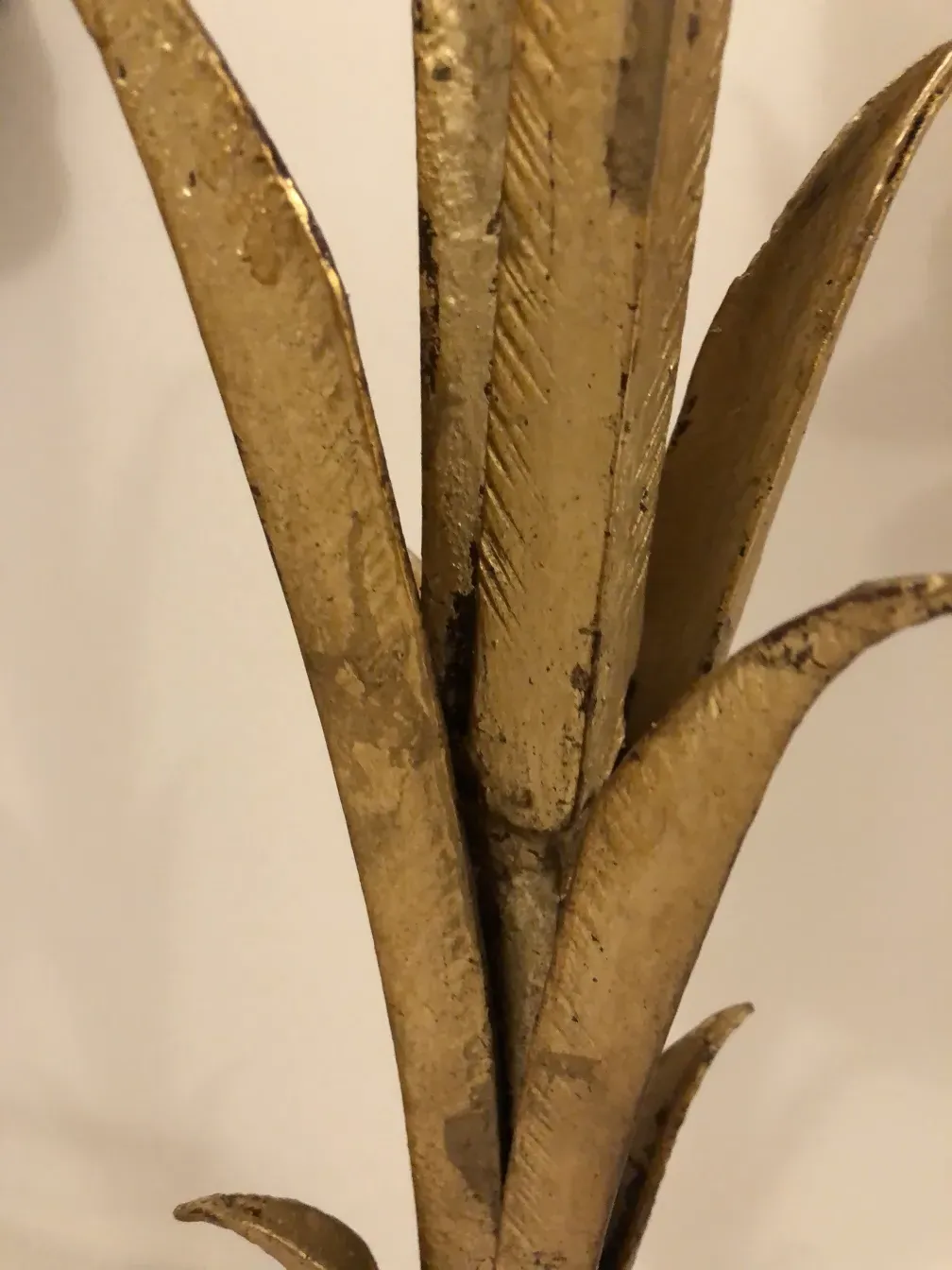 console ancienne dorée avec détails décoratifs