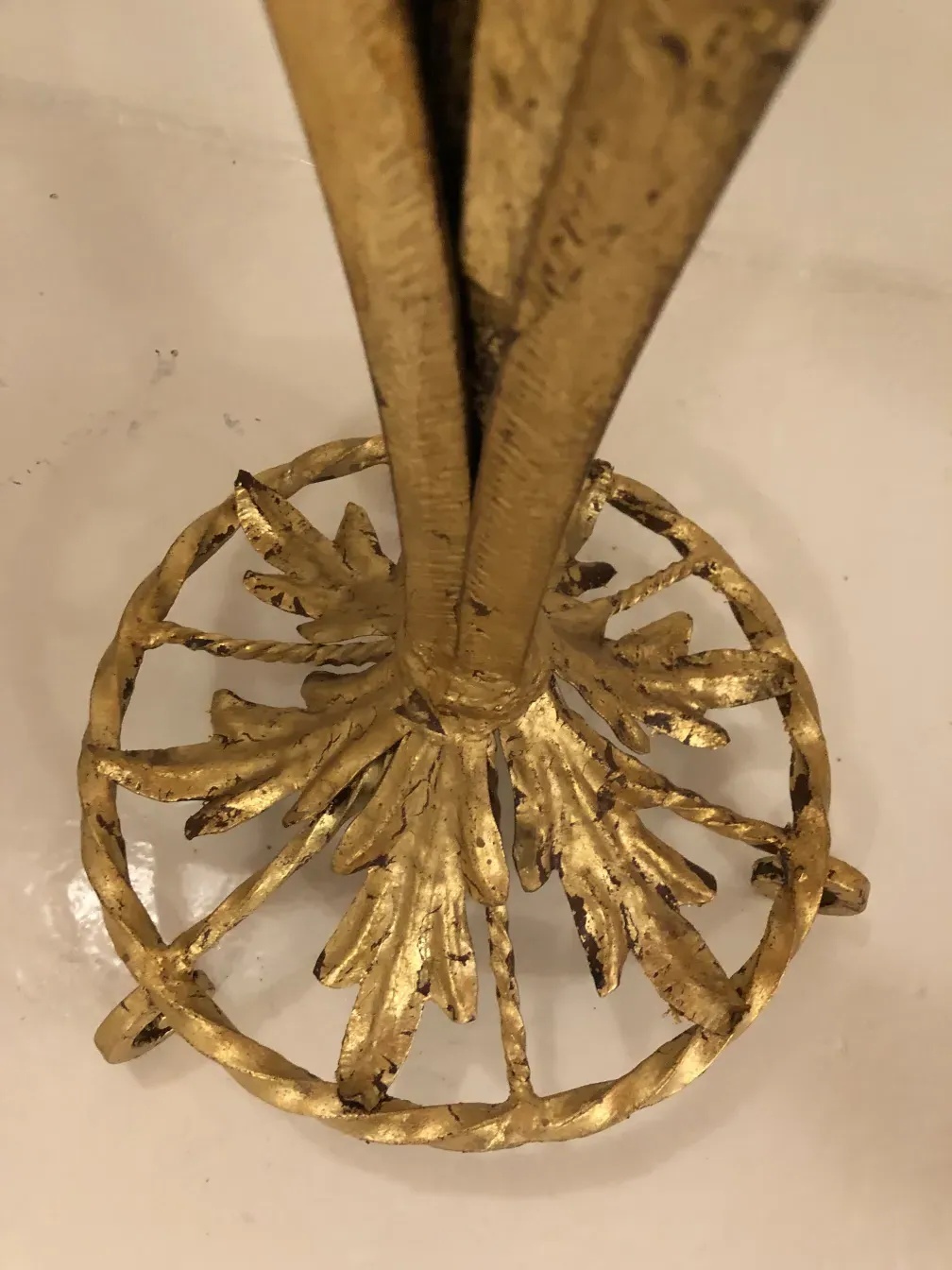 Aufsicht auf eine antike Konsole mit goldenen Wurzeln