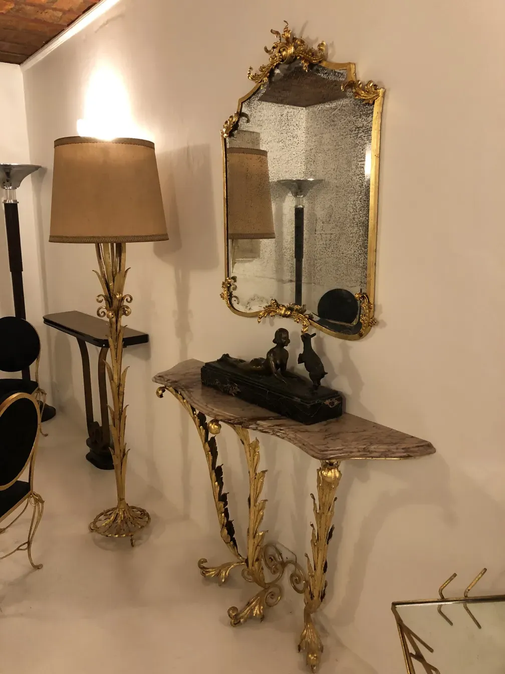 Antica consolle con uno specchio decorativo ornato