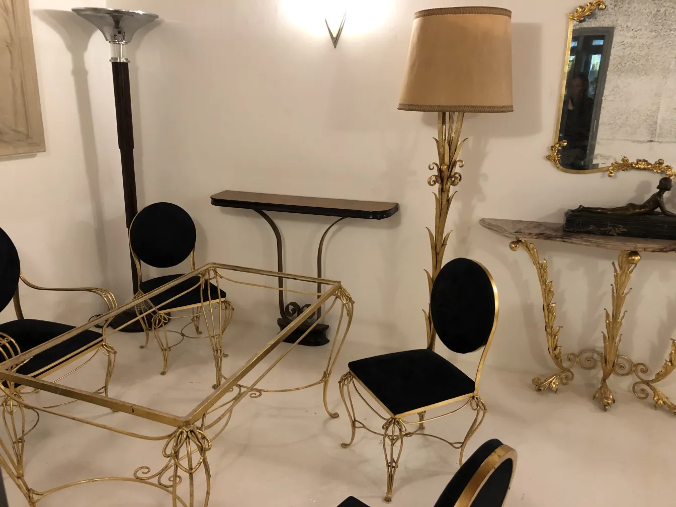 consola decorativa antica con dettagli dorati