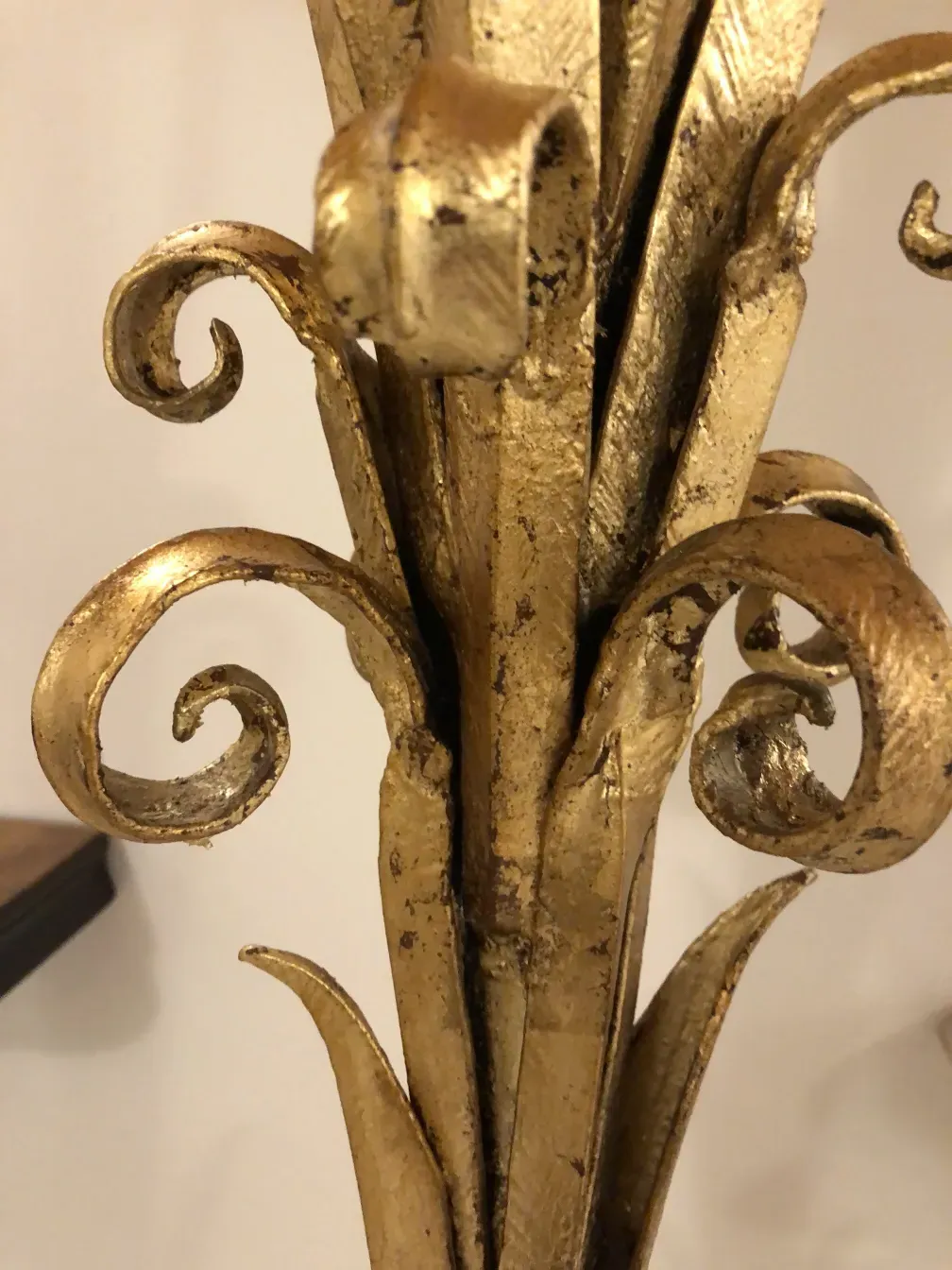 vista de perto de uma consola antiga com ornamentos dourados