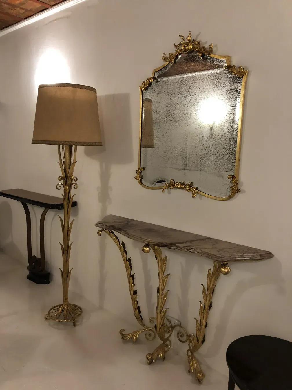 consola antiga decorativa com espelho dourado, ambiente clássico