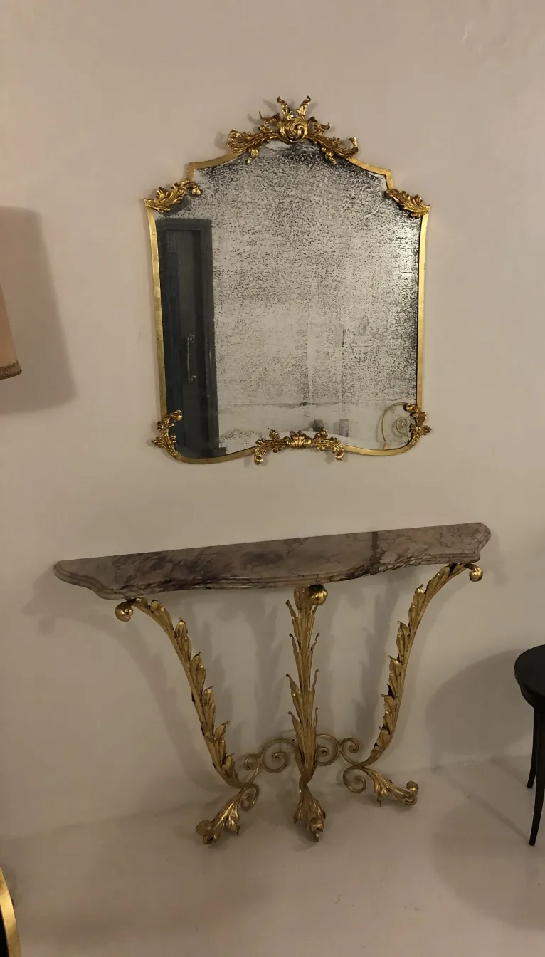 Consola antigua con patas doradas y mármol