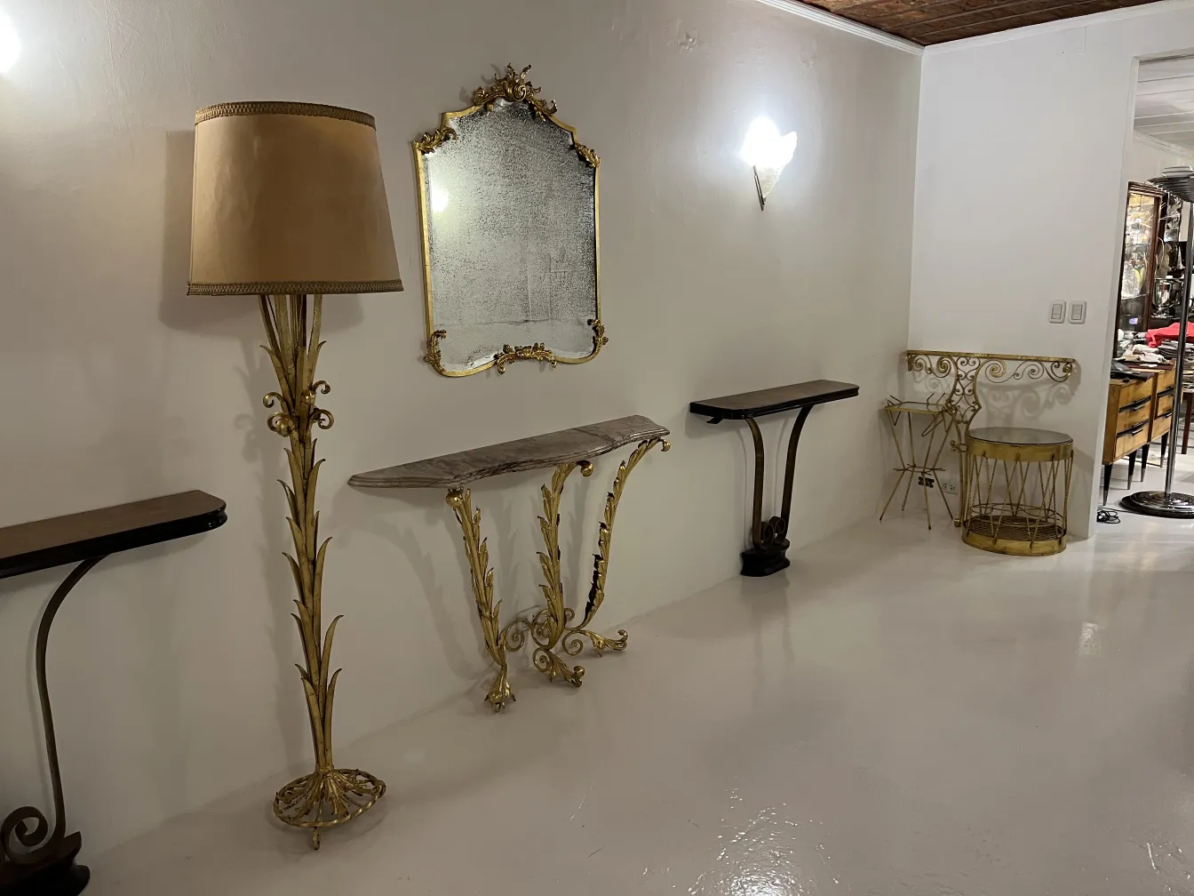 consola antiga elegante com detalhes decorativos