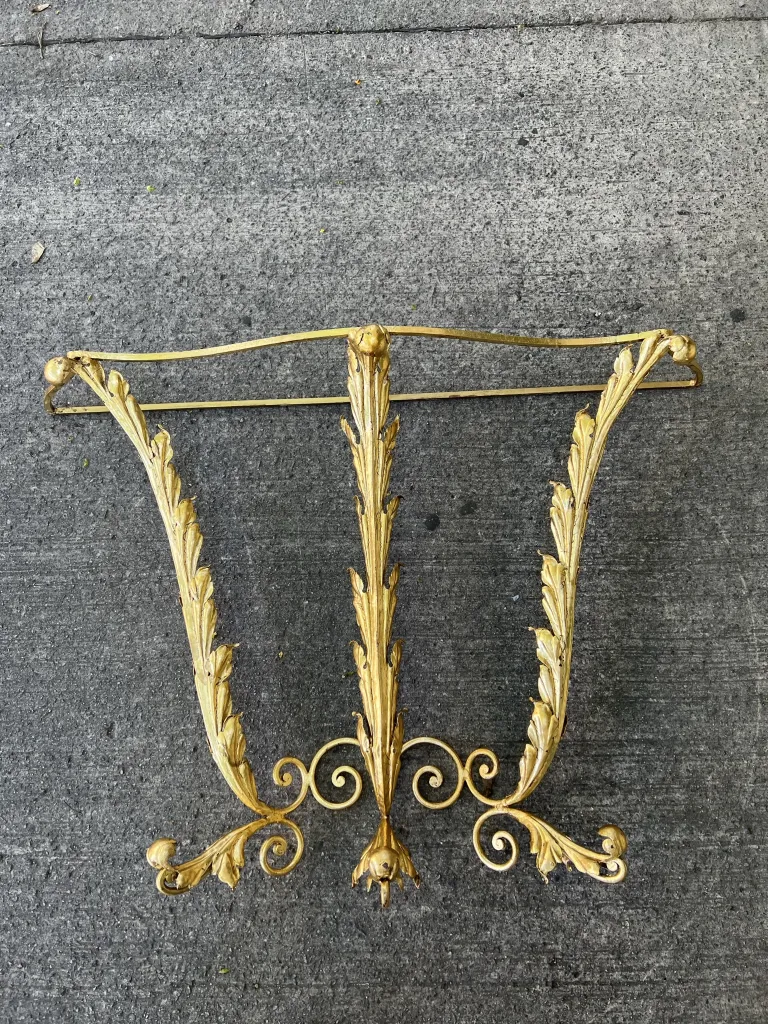 antike dekorative Konsole gold mit Blattmuster