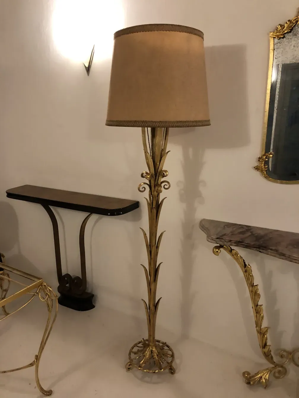 装飾的なディテールが施されたアンティークコンソール、クラシックな雰囲気