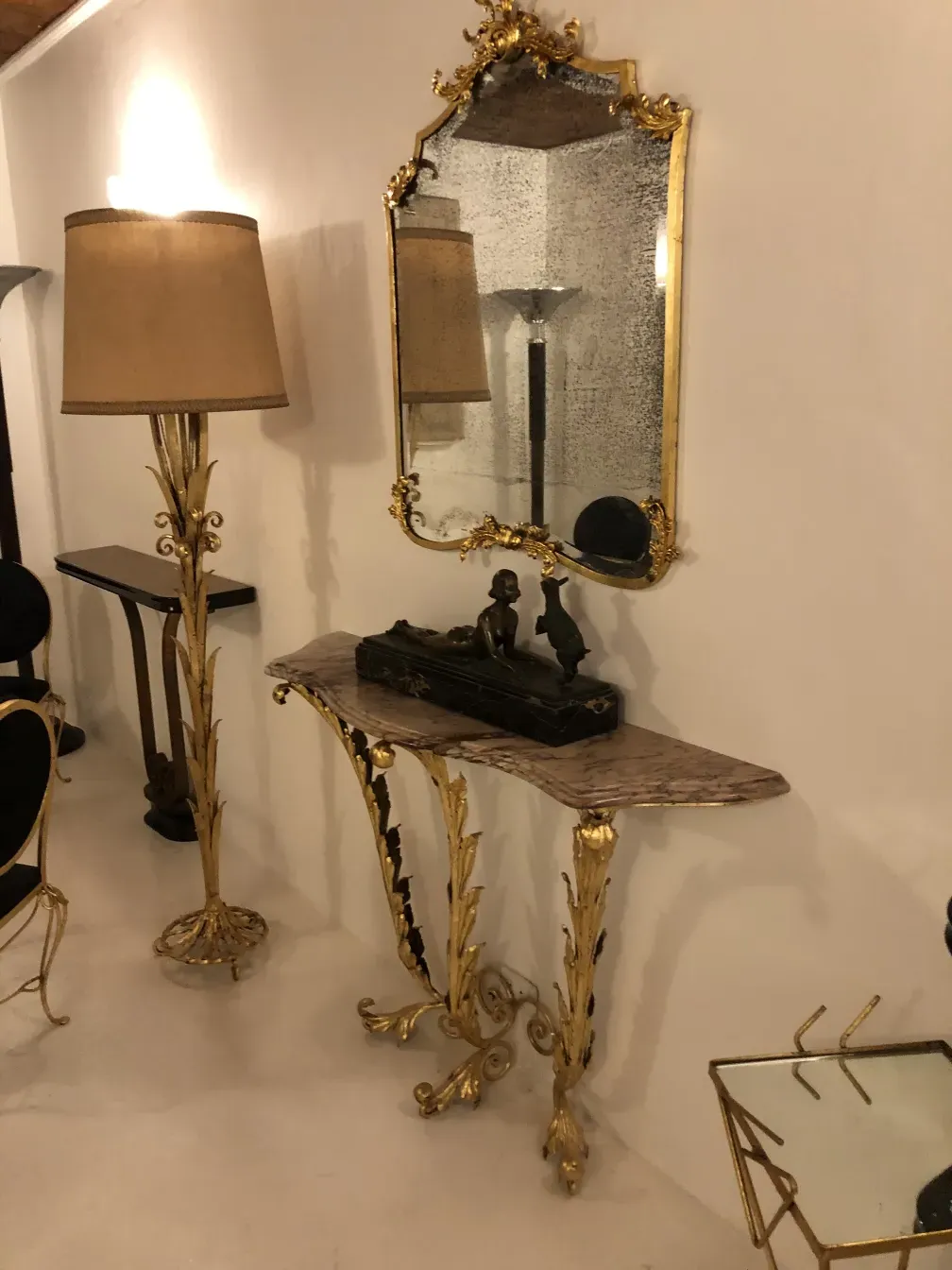 antiga consola com espelho decorativo em ouro