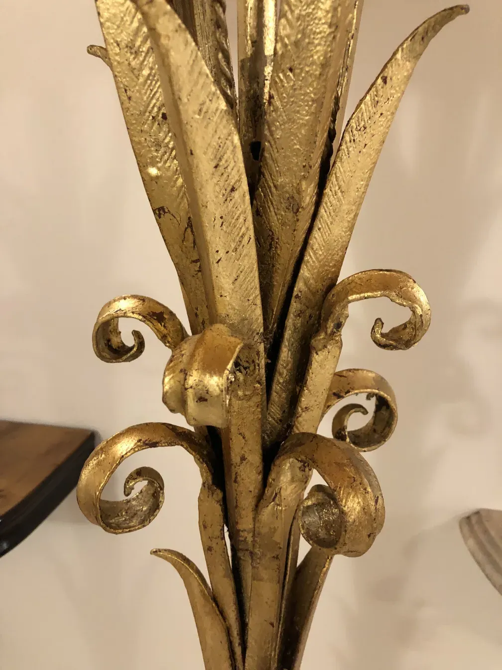 고풍스러운 장식이 있는 콘솔 테이블의 상단 보기