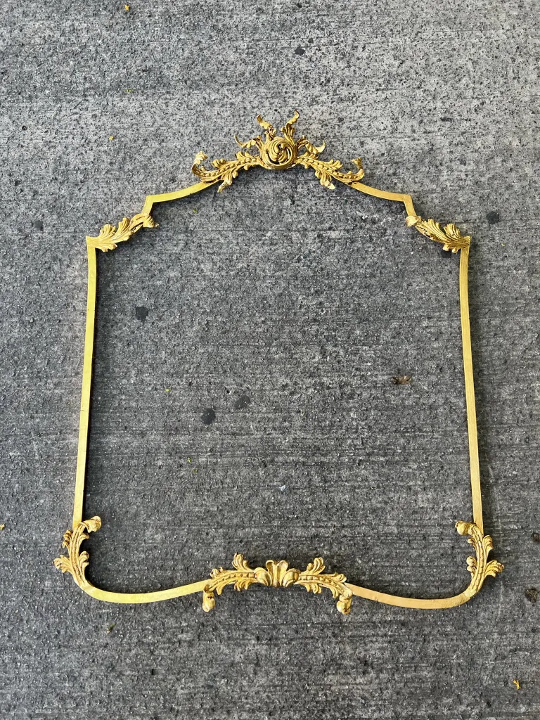 console antica con design ornato su sfondo grigio