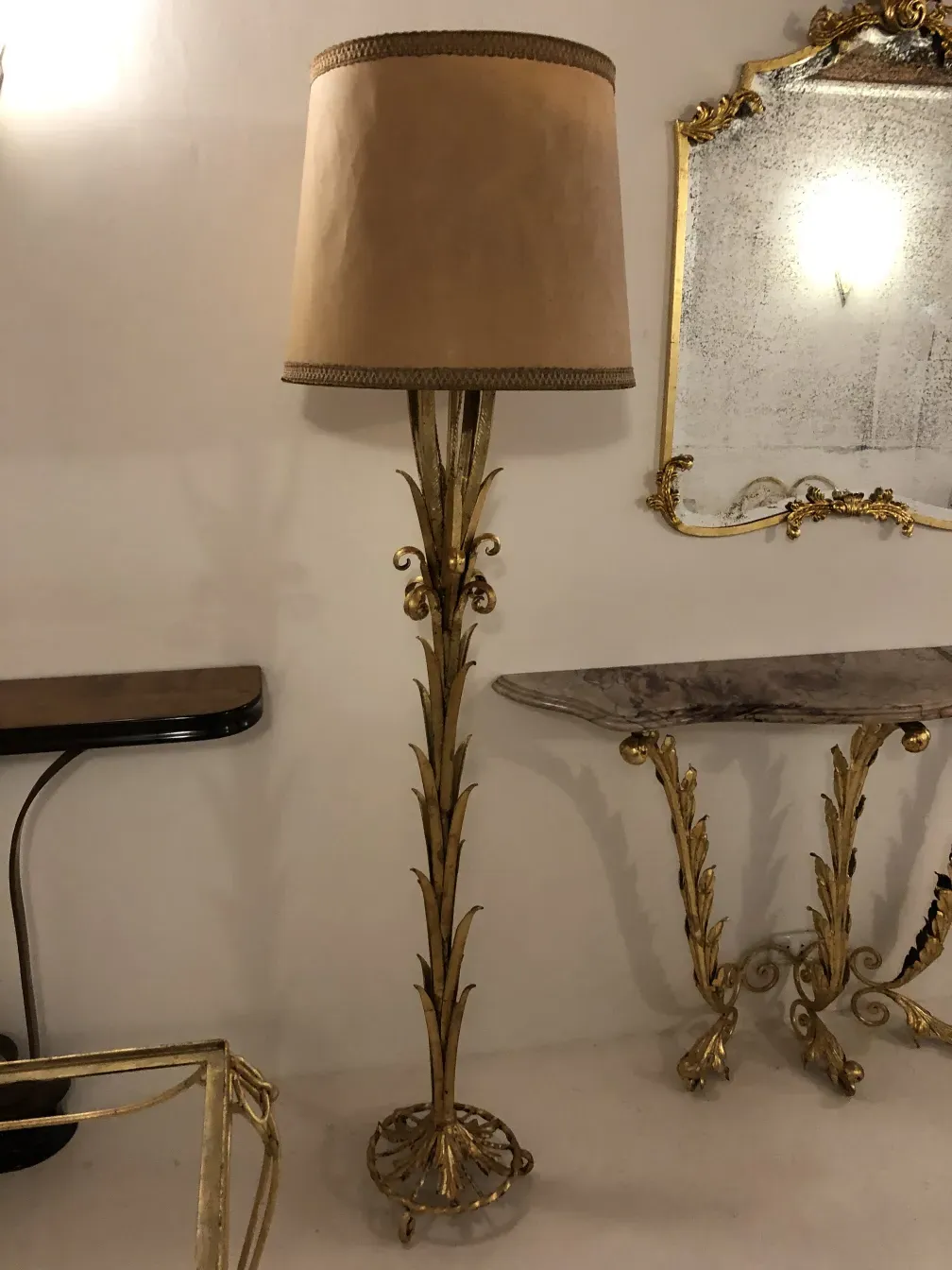 Dresuar ancien avec des détails ornés, entouré d'objets décoratifs.