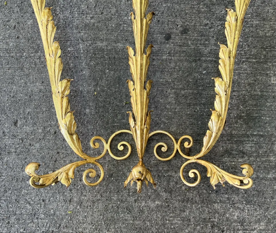 dresuar avec des embellissements dorés, courbes élégantes et décoration de feuilles