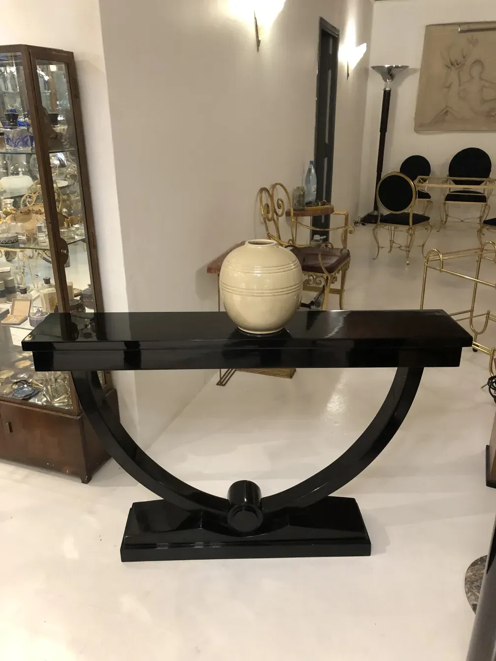 antica consolle nera con base curva e ornamenti