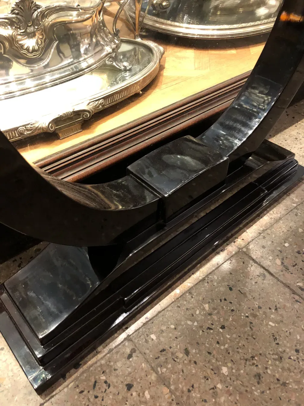 ancienne dresuar avec détails décoratifs et cadre élégant