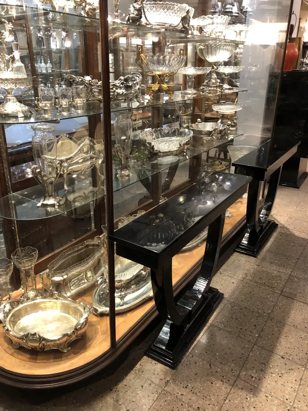 ansicht der antiken konsole mit dekorativen elementen in der vitrine