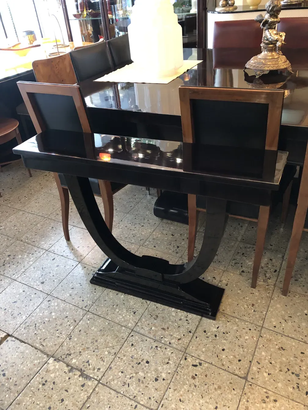 Elegante antike Konsole mit markantem Design, gemütliche Atmosphäre.