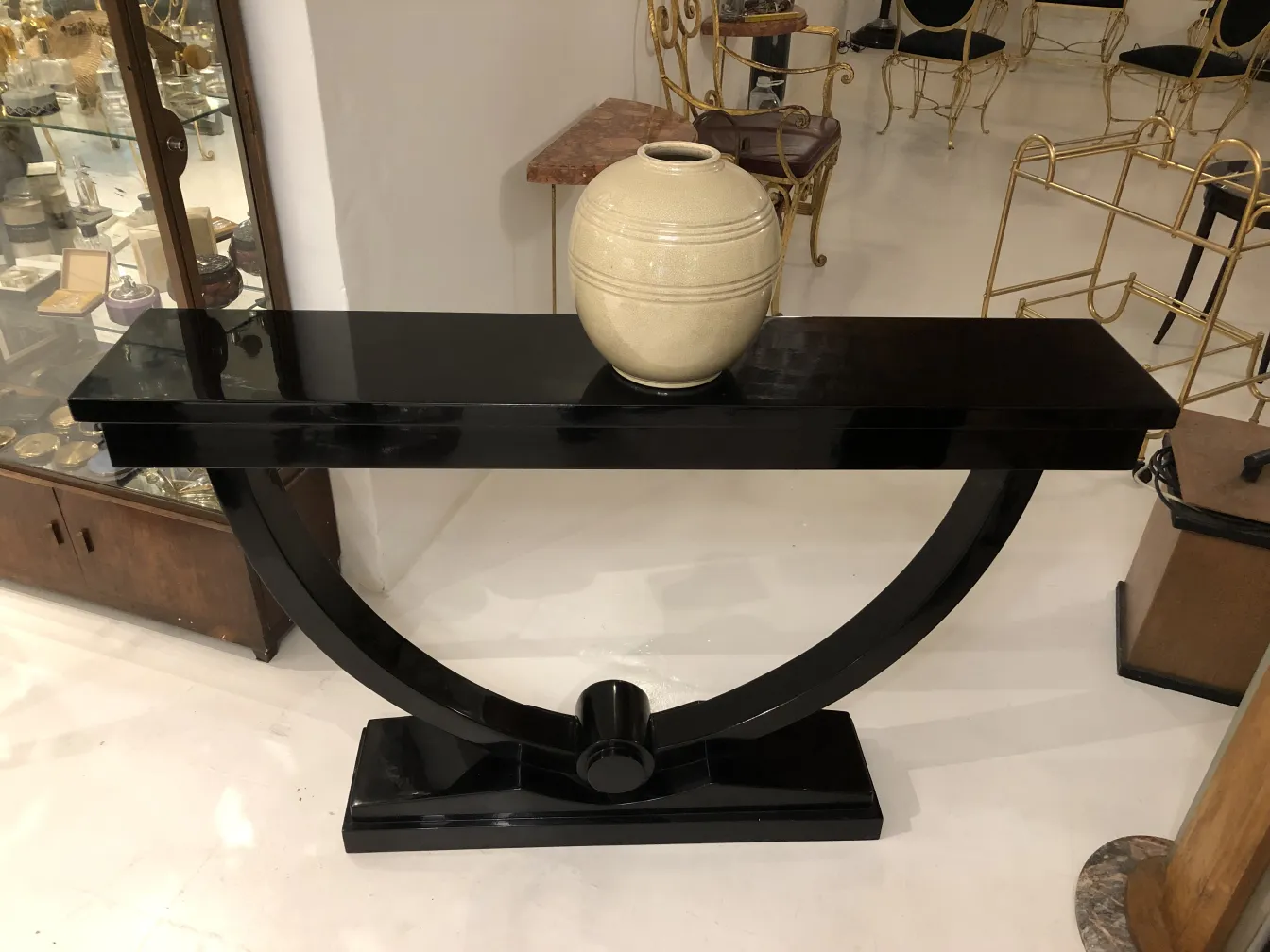 Consola antigua negra con jarrón decorativo