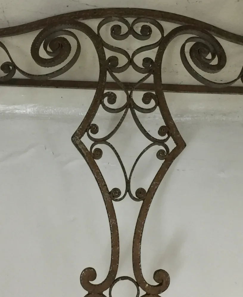 Detalhe de uma antiga consola decorativa com design curvilíneo