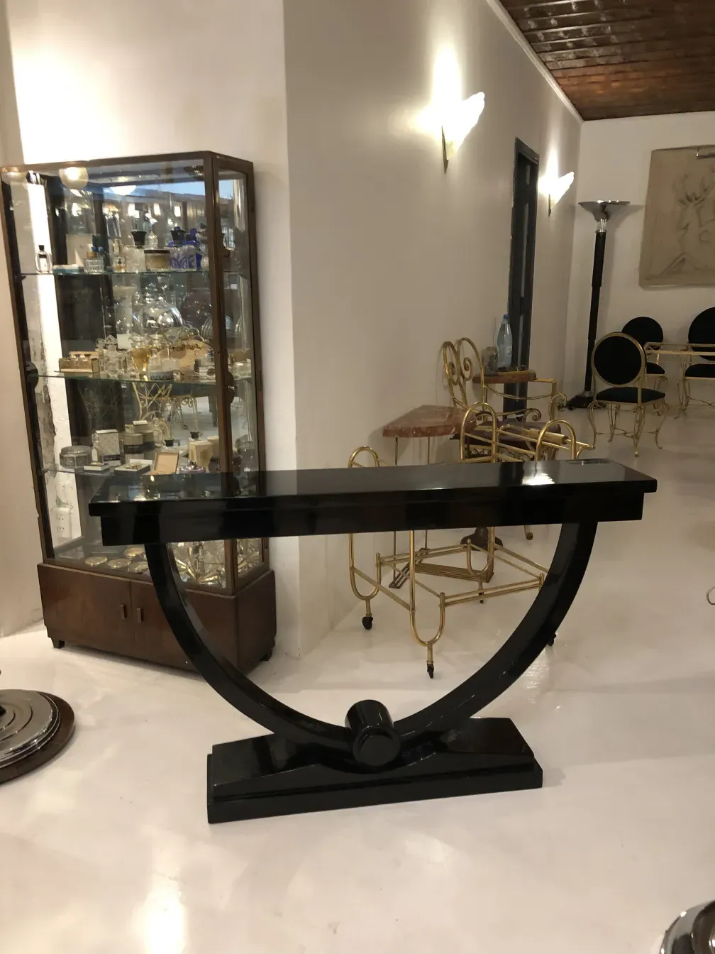 Consola antiga com design elegante, ambiente clássico