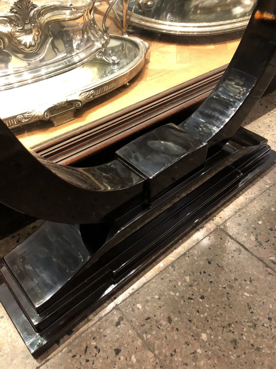 Vista de uma consola antiga com detalhes decorativos em um ambiente elegante