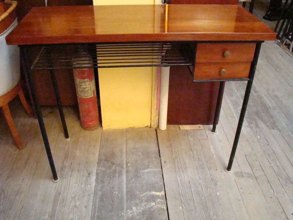 antigua consola con cajones y diseño sencillo