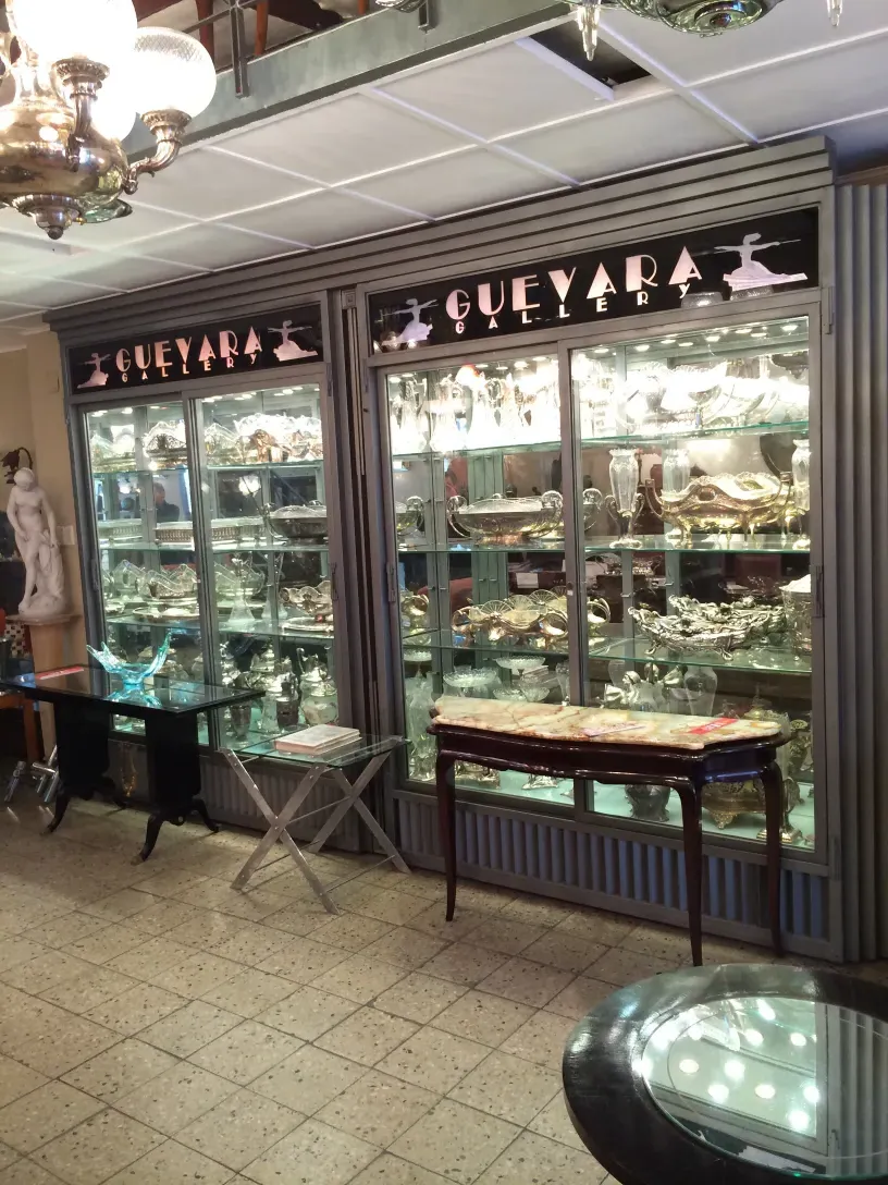 장식 탑이 있는 골동품 콘솔 테이블