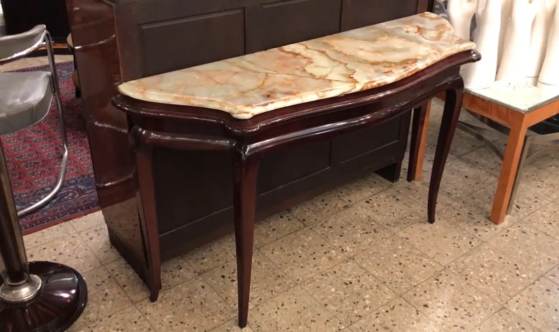 ancienne dresuar décoratif avec détail élégant