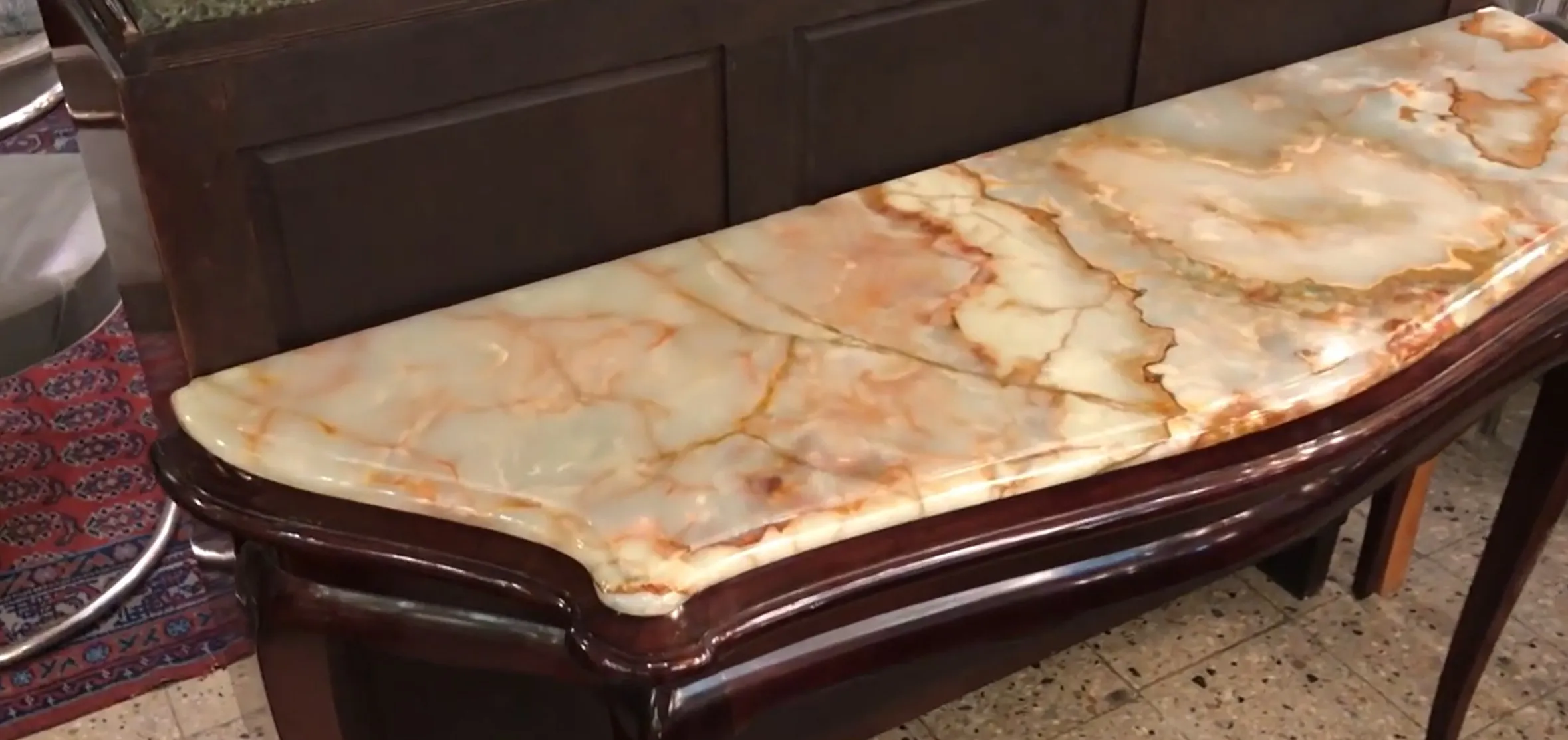 dresuar antiguo con una hermosa superficie de mármol clara y cálida