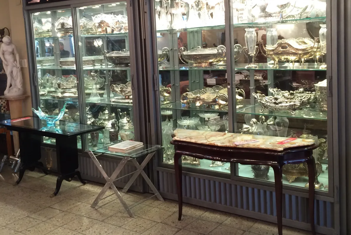 antigua consola decorativa con detalles elegantes