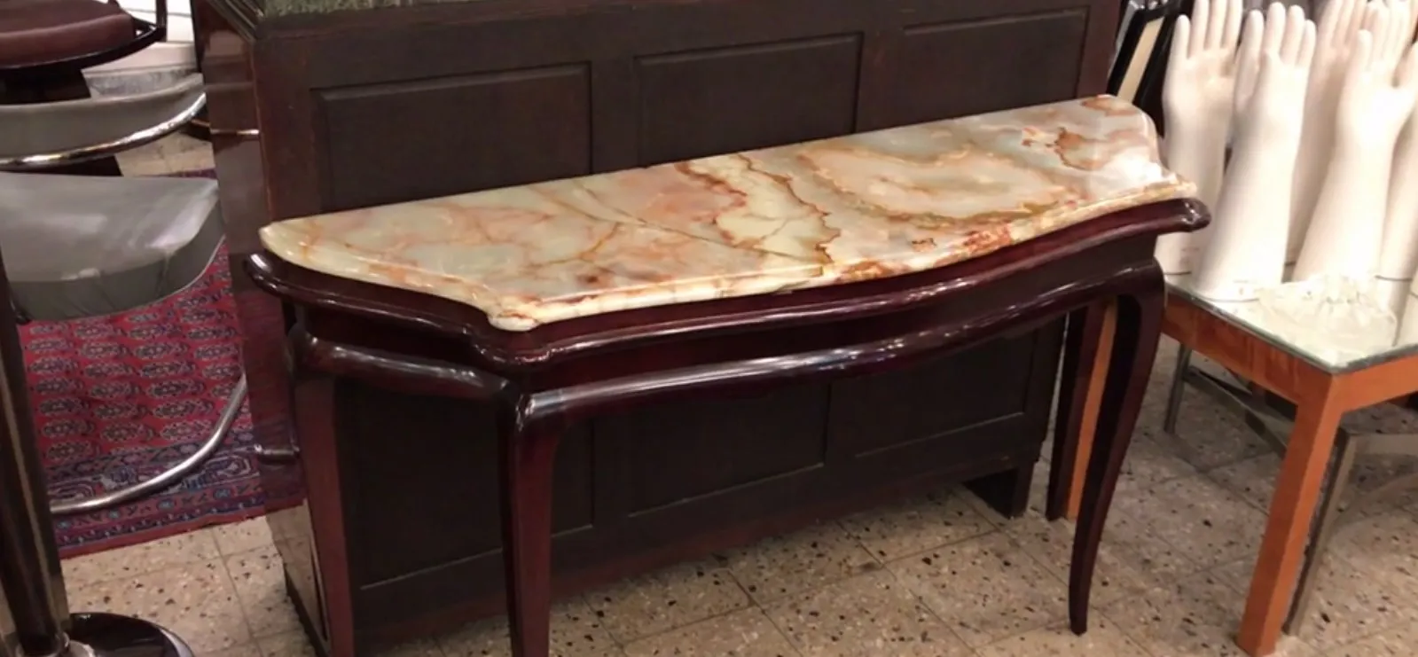 Mobile dresuar antico con piano decorativo