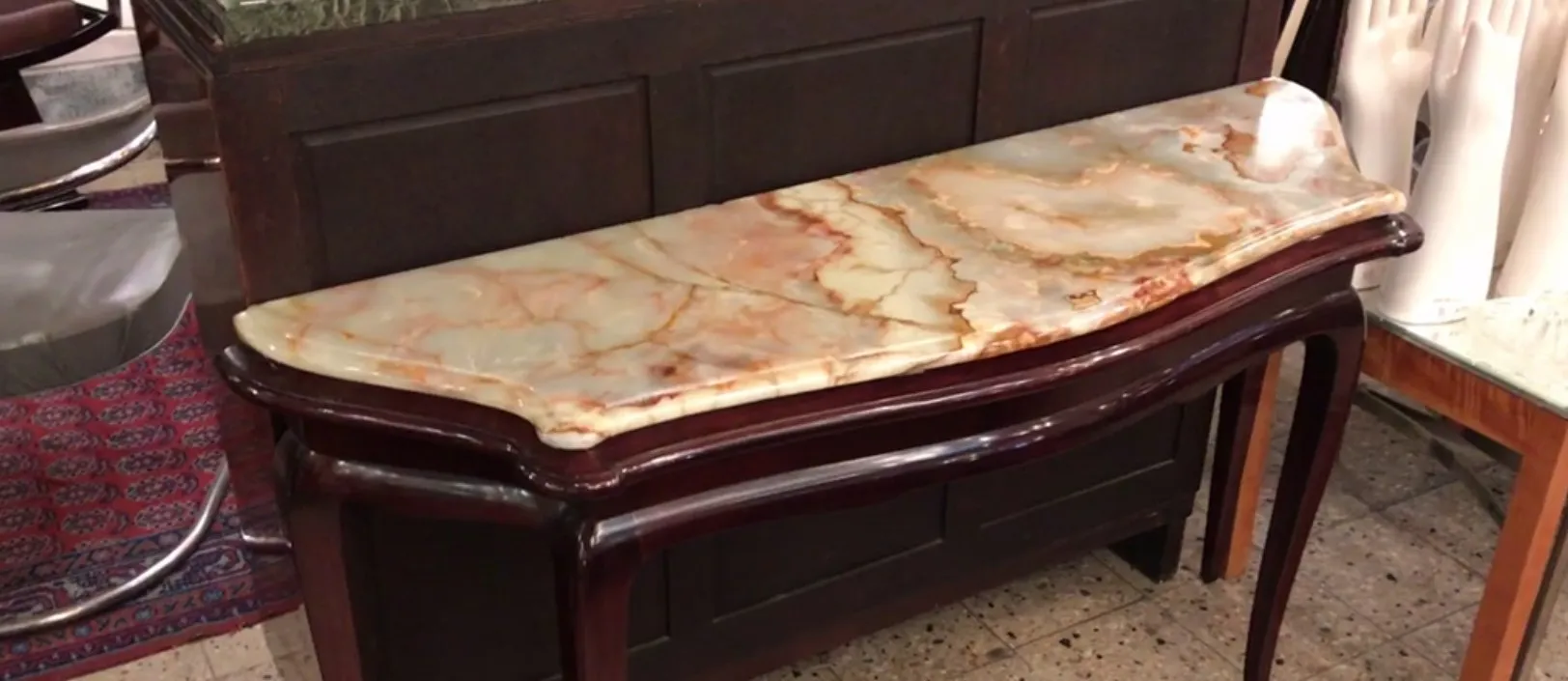 mesa de console antiga com superfície decorativa