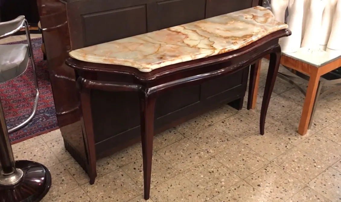 Consola antigua con superficie de mármol decorativa