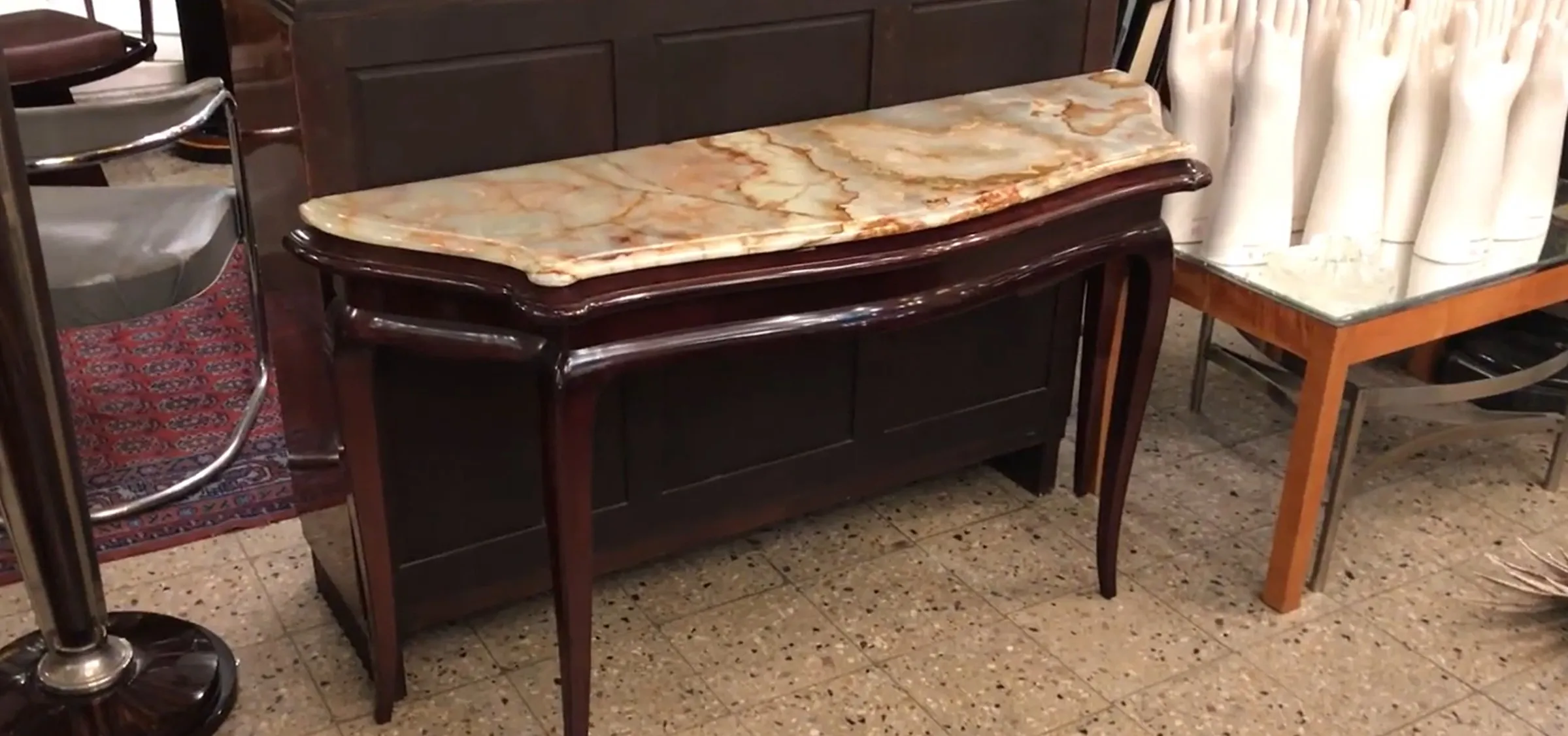 antiga consola com tampo decorativo em ambiente clássico