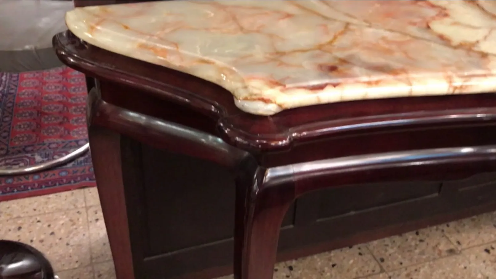 table console ancienne avec surface décorative et détails fins