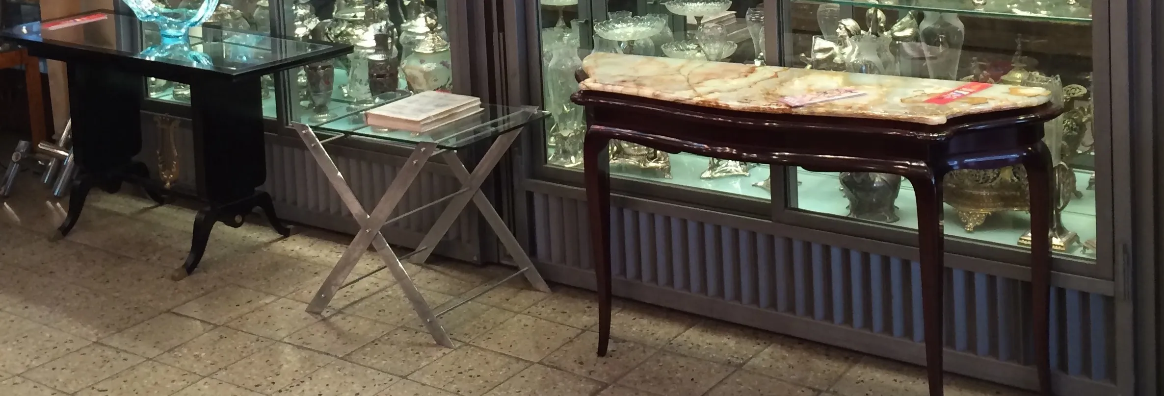 Consola antigua decorativa con superficie detallada, ambiente elegante.