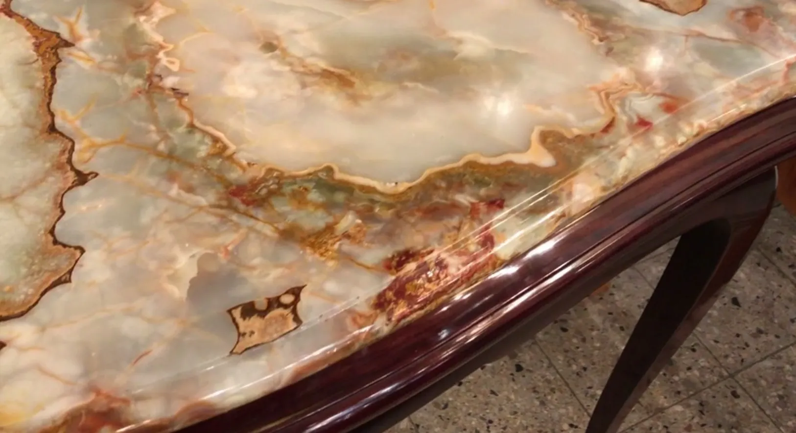 античный дресуар с прозрачной поверхностью и золотыми деталями