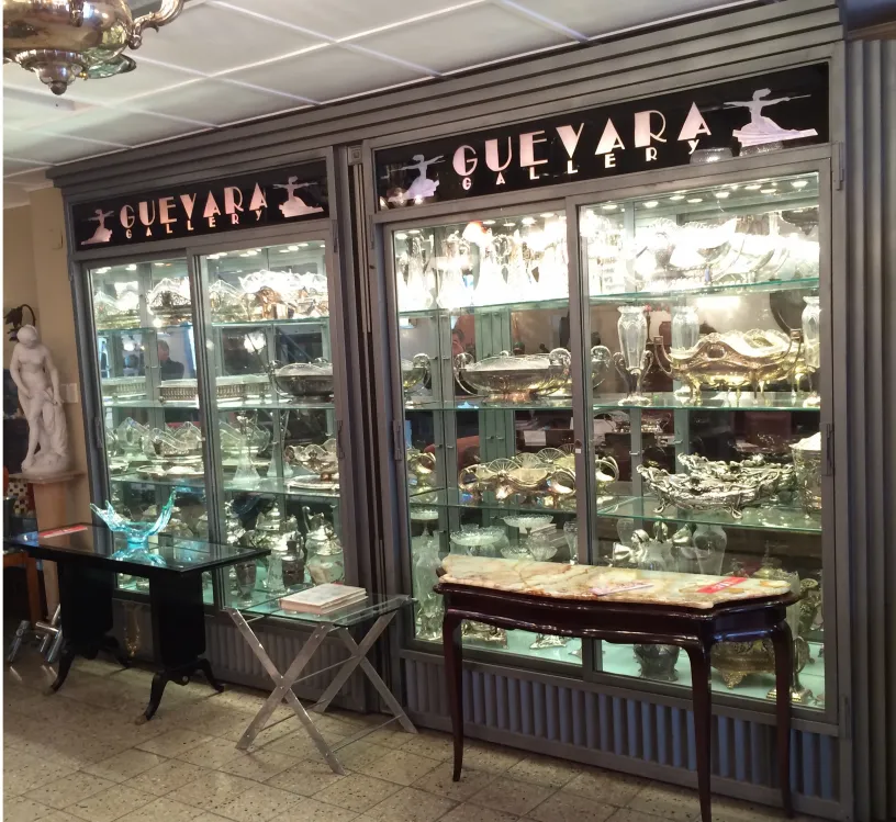 Consola decorativa antica con gambe eleganti in un ambiente di galleria