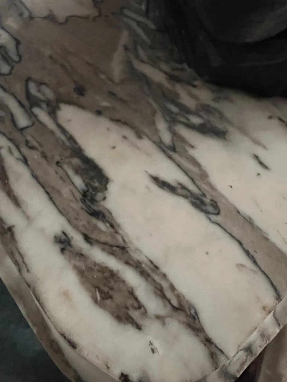 tavolino console antico con superficie decorativa