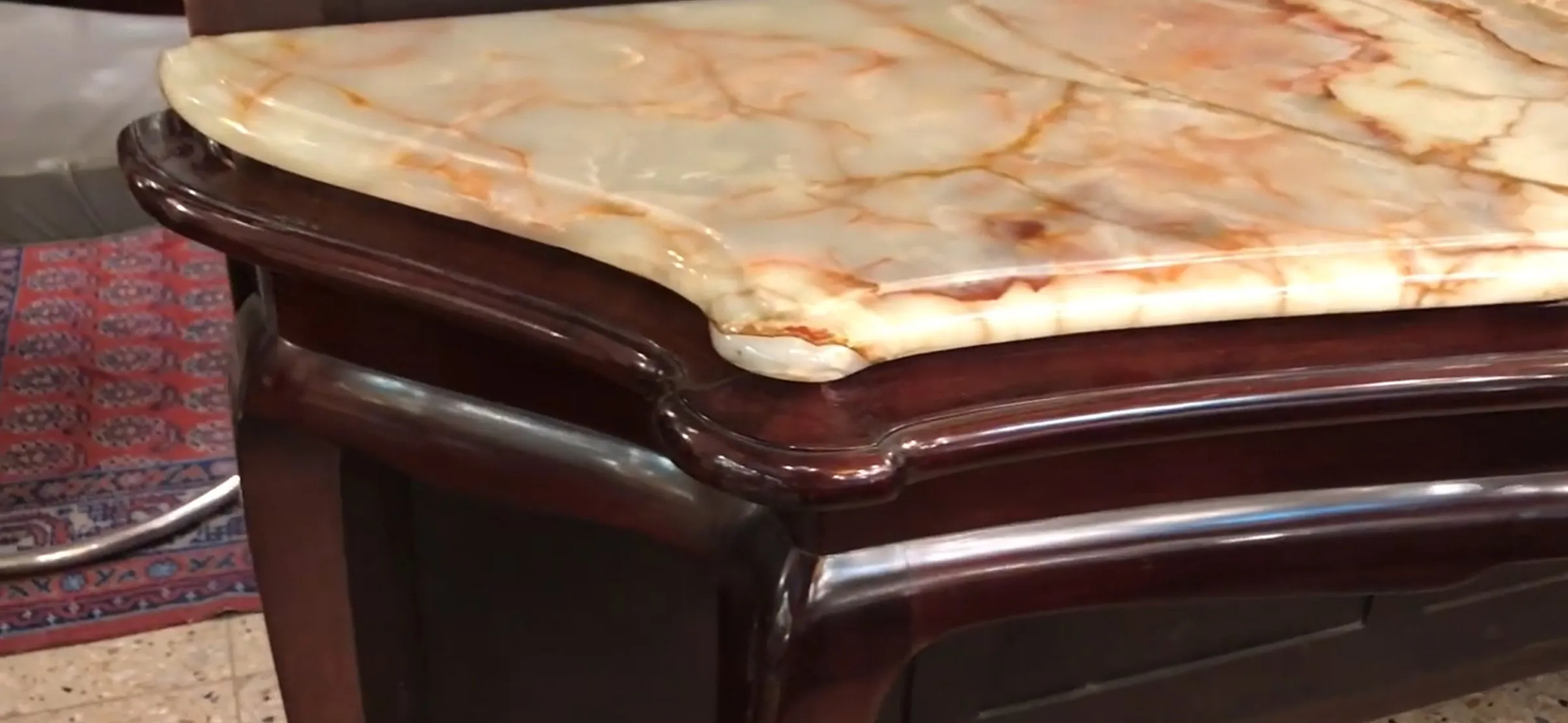 세련된 표면과 베이스 세부정보가 있는 고전 콘솔 테이블 보기