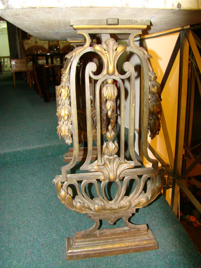 detalle de una antigua consola con decoraciones