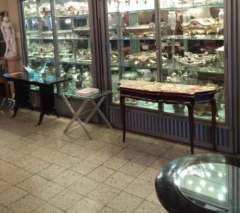 mesa consolas antigas com design elegante, ambiente clássico